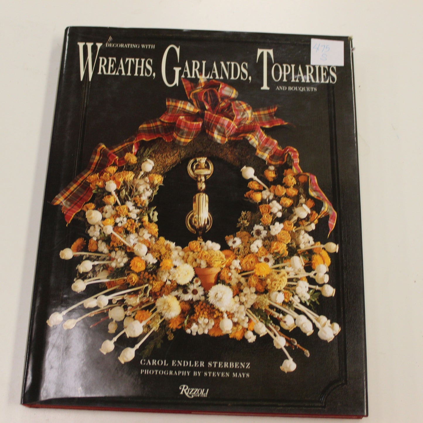 DECORATING WITH WREATHS, GARLANDS, TOPIARIES AND BOUQUETS