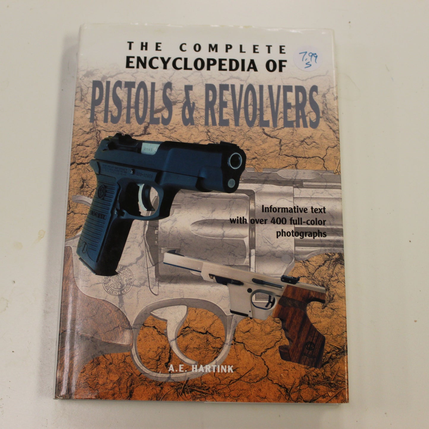 THE COMPLETE ENCYCLOPEDIA OF PISTOLS & REVOLVERS